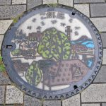 plaque d'égout décorée